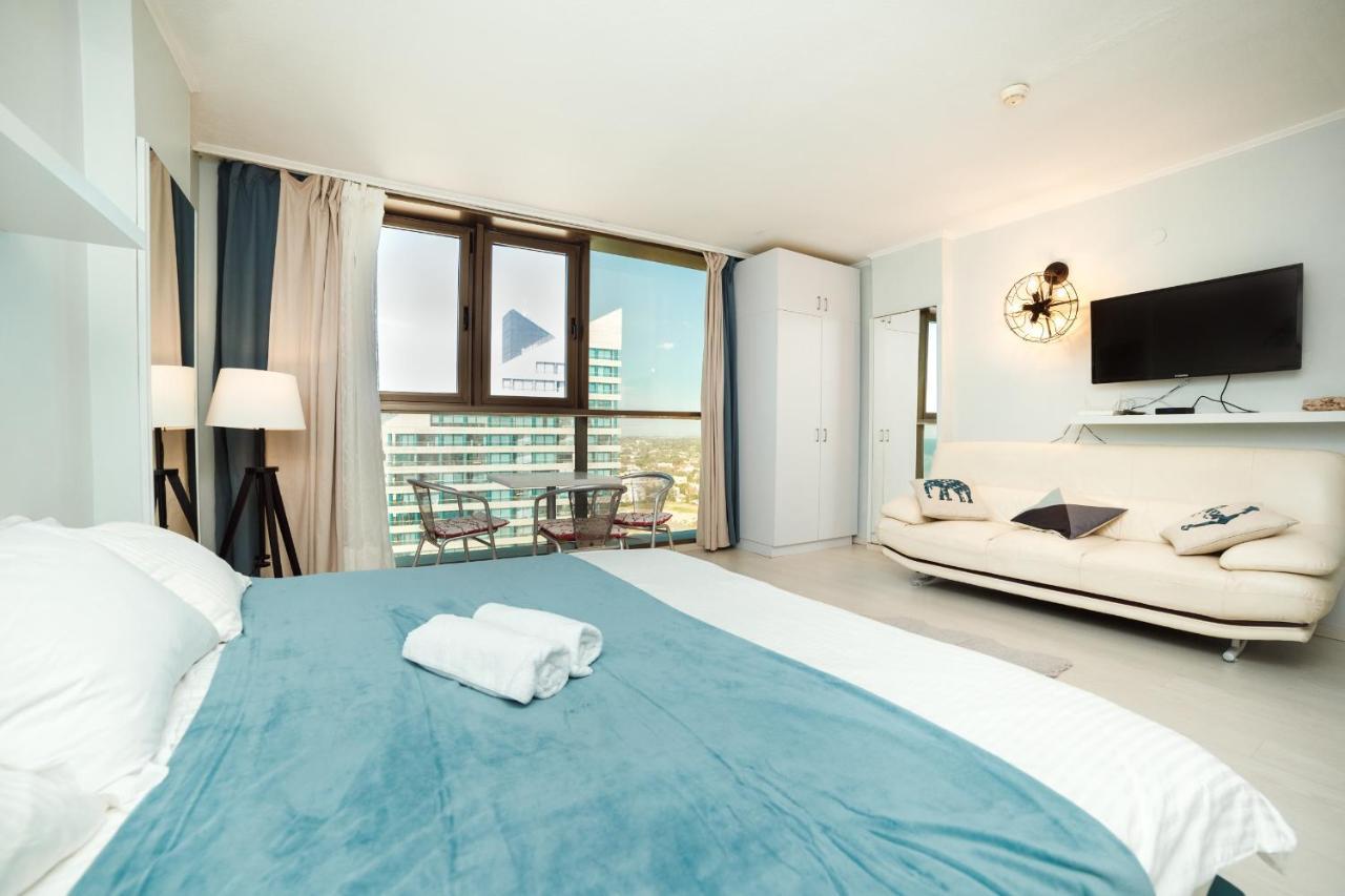 Sunny Sea View Studio Apartment Herzliya Bagian luar foto