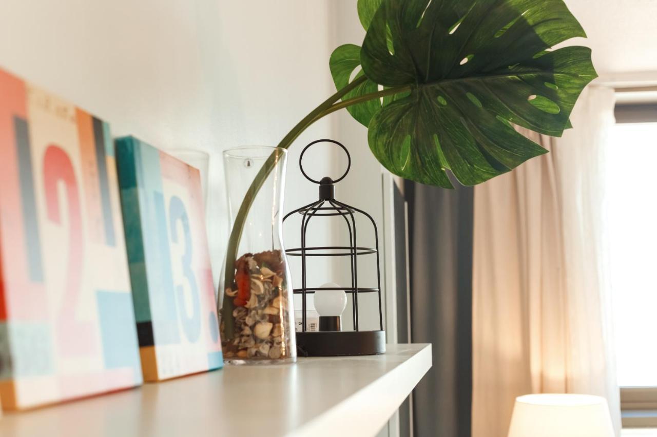 Sunny Sea View Studio Apartment Herzliya Bagian luar foto